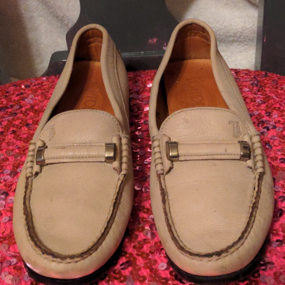 Vintage Tod's handmade in Italy loafers.